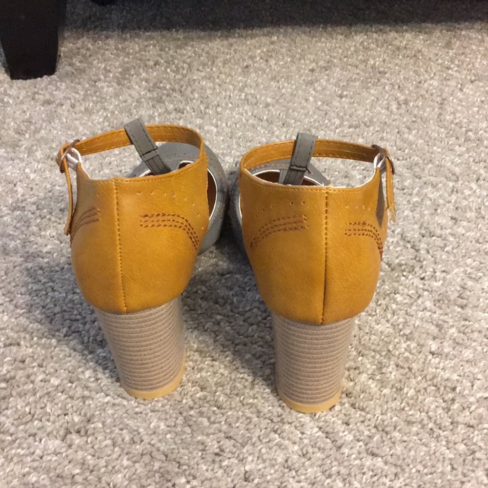 NWOT gray and tan heels size 36/6.5 - Picture 4 of 4